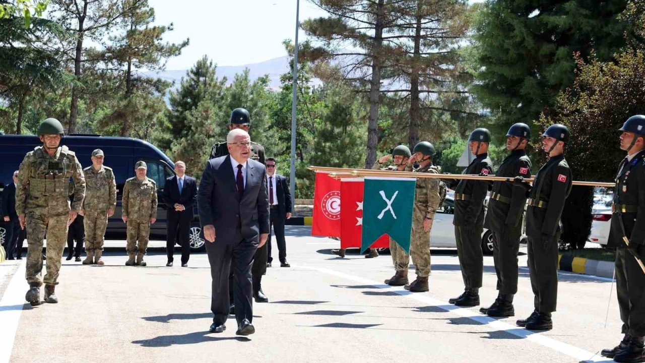 Bakan Güler 8’inci Kolordu Komutanlığında incelemelerde bulundu