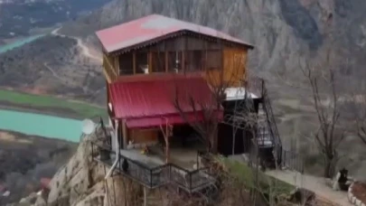 Kayalığa yapılan ev görenleri şaşırtıyor; 96 basamakla çıkılıyor