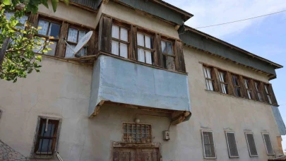 Elazığ’daki ’Kırk kapılı konak’ tarihe ışık tutmaya devam ediyor