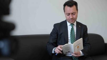 Bayburt tapu müdürü hem okuyor hem yazıyor: Genç müdür 8 üniversite bitirdi 9 şiir kitabı yazdı
