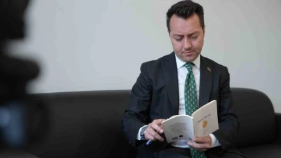 Bayburt tapu müdürü hem okuyor hem yazıyor: Genç müdür 8 üniversite bitirdi 9 şiir kitabı yazdı