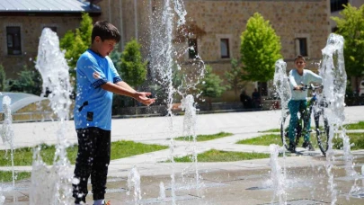 Herkes bir şekilde serinleme derdinde