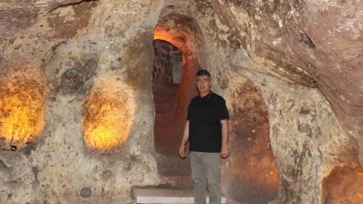 Evinin altında iki bin yıllık parmak izleriyle yaşıyor