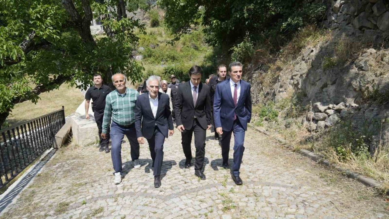 Şehit öğretmen Necmettin Yılmaz şehadetinin 8. yılında mezarı başında anıldı