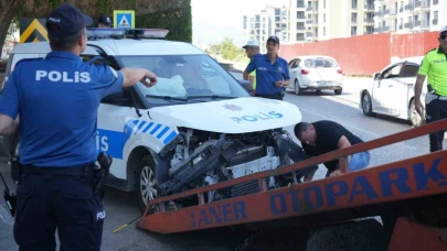Trafik kazası ihbarına giden polis aracı ile otomobil çarpıştı: 4 yaralı