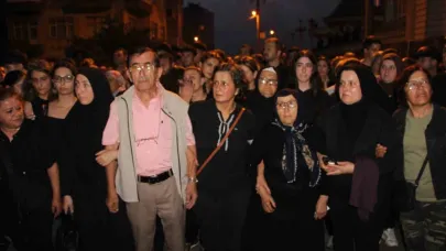 Trabzonlular siyah renkli kıyafetlerle Sinem Topaloğlu için sessiz yürüyüş düzenledi
