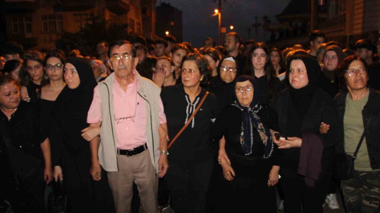 Trabzonlular siyah renkli kıyafetlerle Sinem Topaloğlu için sessiz yürüyüş düzenledi