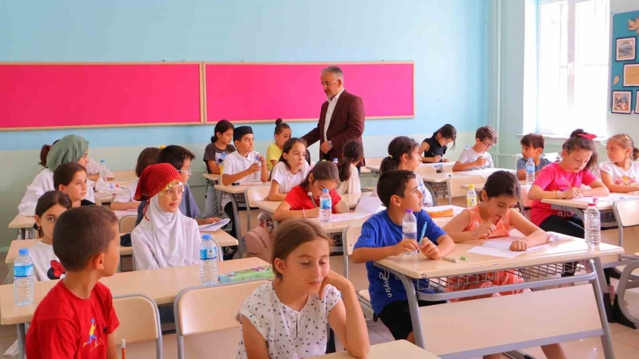 Yaz Kur’an kursu öğrencileri bilgide yarıştı