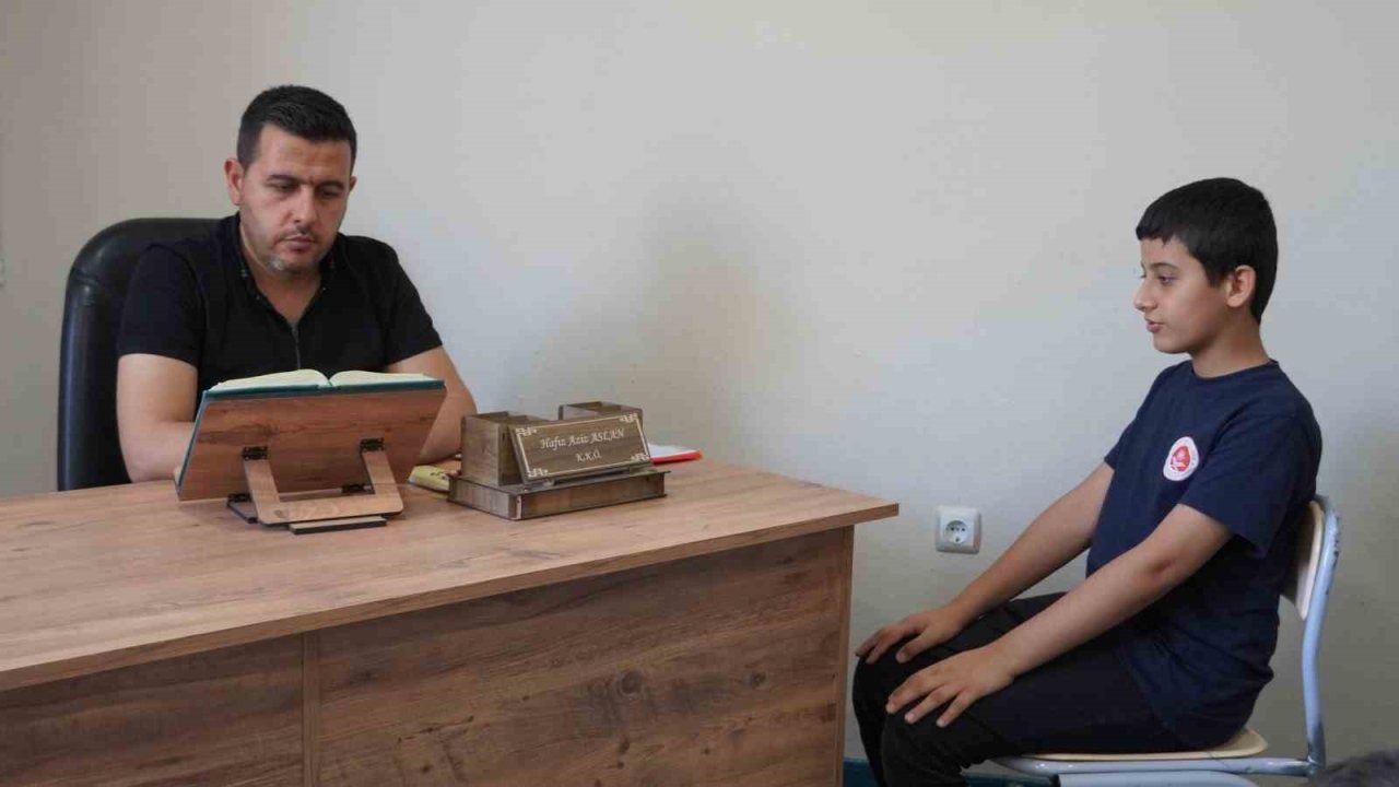 "Abi ben hafız oldum" diyen küçük kardeşe duygusal karşılık