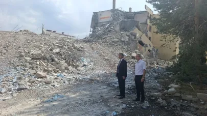 Koridorlarından binlerce öğrencinin geçtiği lise binası yıkıldı
