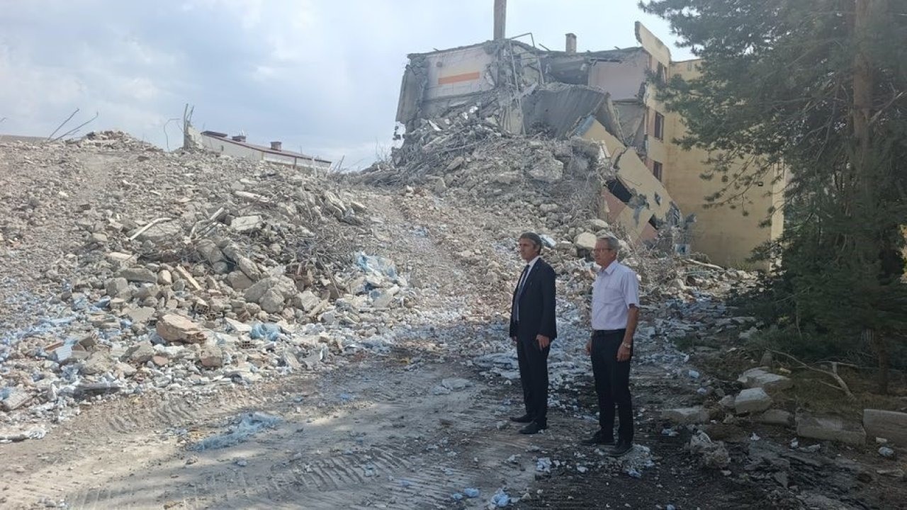 Koridorlarından binlerce öğrencinin geçtiği lise binası yıkıldı