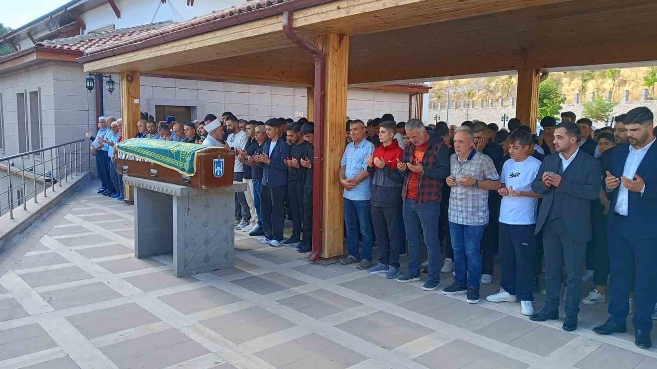 Akranı tarafından bıçakla öldürülen çocuk son yolcuğuna uğurlandı