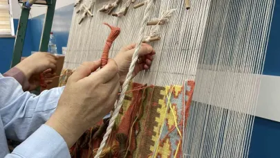 Makineyle bir günde üretilirken, alıcılar el işçiliği kilimler için 1 yıl beklemeyi göze alıyor