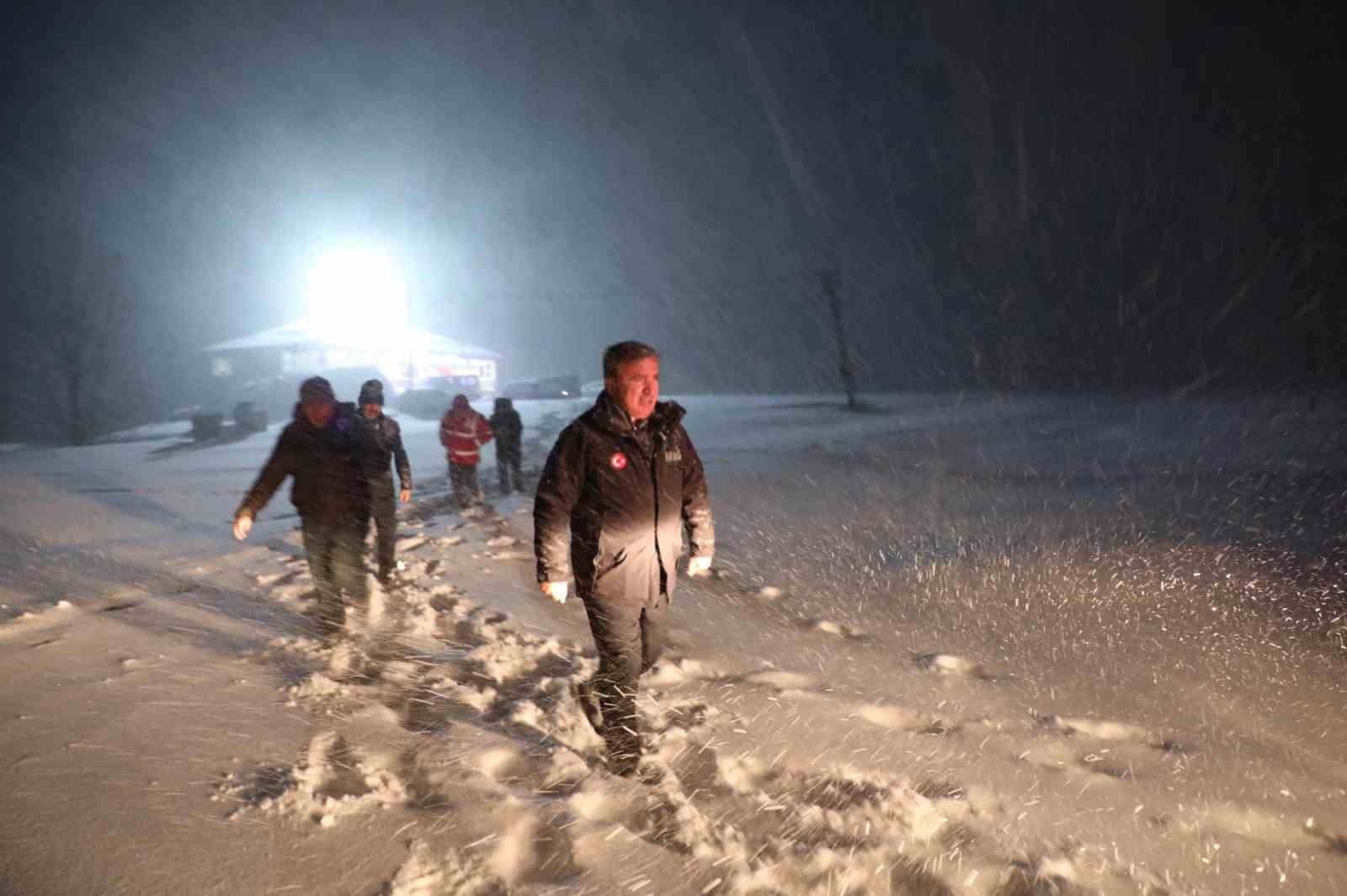 Erzincan'da kar ve tipide mahsur kalanlara ulaşmak için ekipler seferber olundu-1