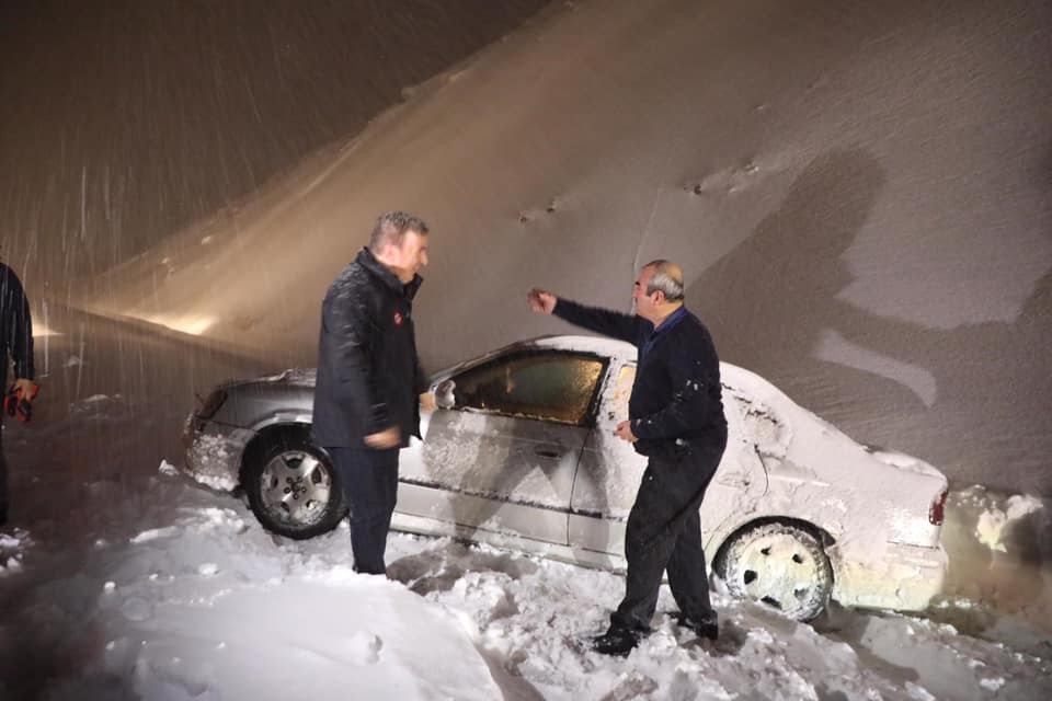 Erzincan'da kar ve tipide mahsur kalanlara ulaşmak için ekipler seferber olundu-2