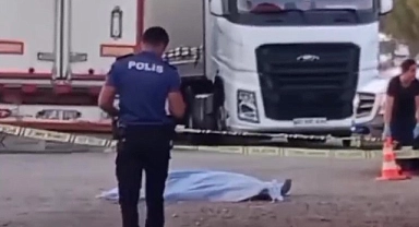 Eski eşini boğazından bıçaklayıp, ölene kadar başında bekledi