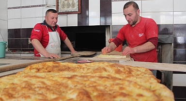 Fırıncıların 200 derece ateş başında ekmek mesaisi