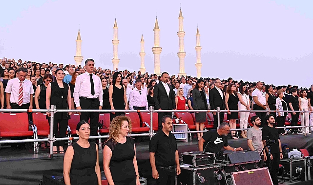 30’uncu yaşını kutlayan Yakın Doğu Koleji’nin mezuniyet töreni yapıldı