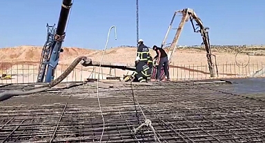 Beton pompasının altında kalan inşaat işçisi feci şekilde can verdi