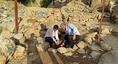 Doktor yerine şifalı olduğuna inandıkları suda çareyi arıyorlar