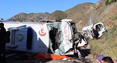 Erzurum'da ambulans ile hafif ticari araç çarpıştı: 4 ölü, 1 yaralı