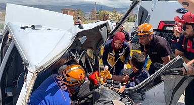 Hurdaya dönen otomobilde sıkışan sürücü kurtarıldı