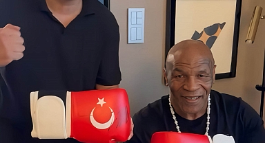 Mike Tyson, imzaladığı ay-yıldızlı boks eldivenini A Milli Takım'a armağan etti