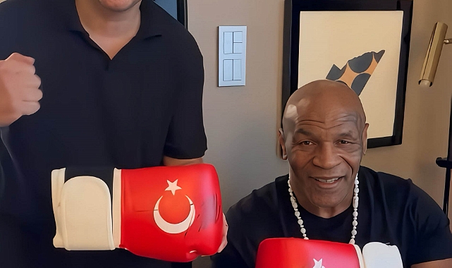 Mike Tyson, imzaladığı ay-yıldızlı boks eldivenini A Milli Takım'a armağan etti