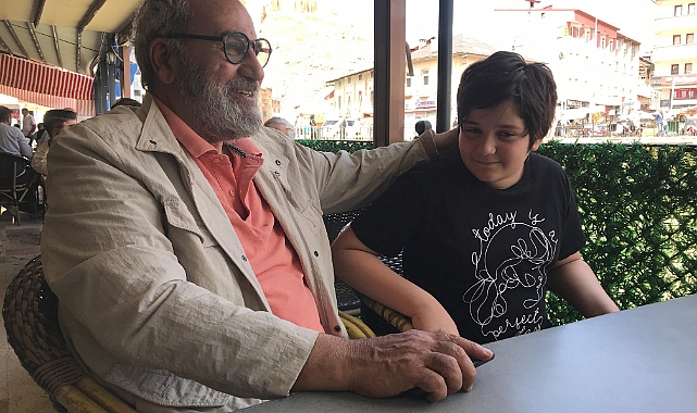 Prof. Koçan, resim yeteneği ile bilinen Hüdai'ye tavsiyelerde bulundu