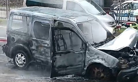 Rize’de seyir halindeki hafif ticari araç alev alev yandı