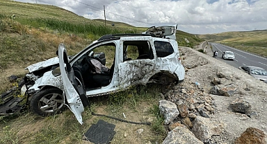 Takla atan araç 3 metrelik istinat duvarının üzerine çıktı: 3 yaralı