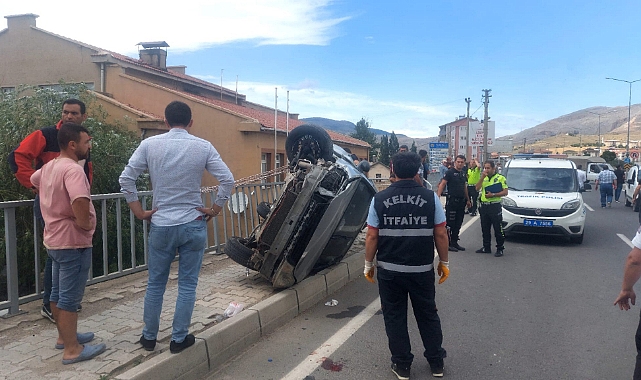 Takla atan araç kaldırımda yürüyen kadın ve çocuğa çarptı