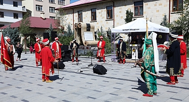 Tedbirli! Şölenlerin açılışı Saray Bahçesi'nde yapıldı