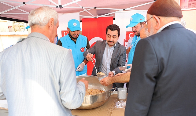 Vatandaşlara aşure ikram edildi