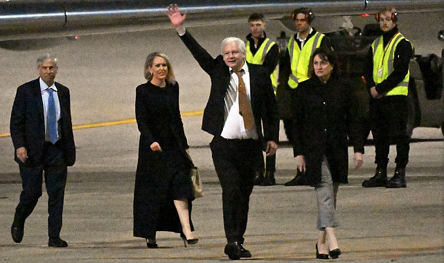 WikiLeaks'in kurucusu Assange, ülkesine döndü
