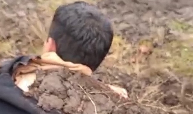 Yıldırımın çarptığı çocuklarını toprağa gömerek kurtardılar