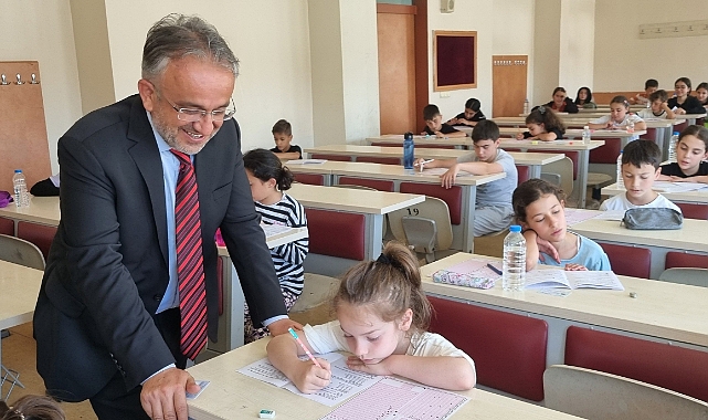 325 Öğrenci bilgilerini yarıştırdı...
