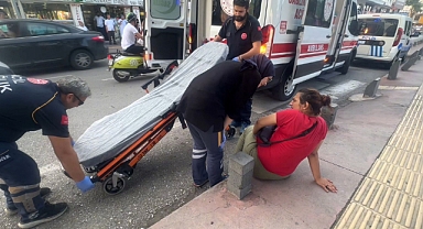 Cadde ortasında doğumu başlayan hamile kadının imdadına sağlıkçılar yetişti