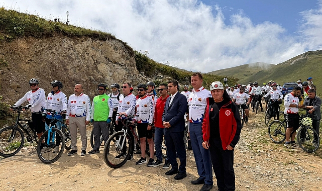 Dünyanın en tehlikeli yolunda pedal çevirdiler