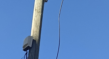 Direklerden sarkan kablolar korkuya neden oluyor!