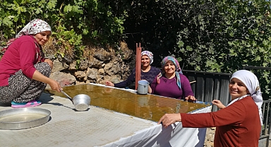 Kadınların zorlu pestil yapımı imece usulü ile eğlenceli hale geliyor