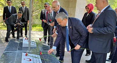 TBMM Başkanı Kurtulmuş, Yüzbaşı Agah Efendi'yi kabri başında andı