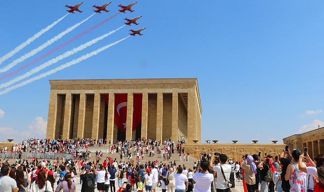Türk Yıldızları'ndan 30 Ağustos'a özel Anıtkabir saygı uçuşu