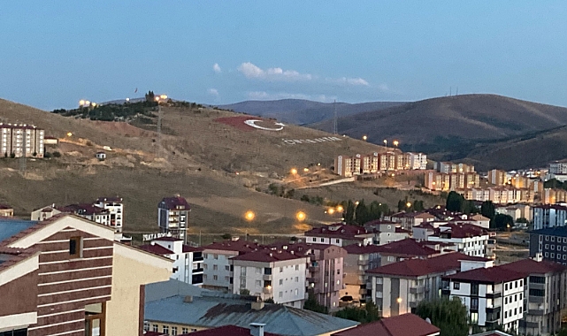 Türkiye'nin taştan yapılmış en büyük Türk Bayrağı yenileniyor