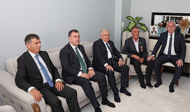 Bakan Güler gazi ve ailesiyle evinde bir araya geldi