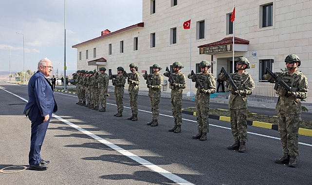 Bakan Güler, komando birliğinde incelemelerde bulundu