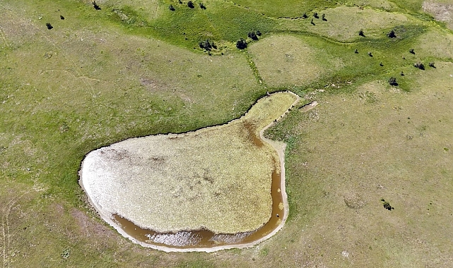 Batı Karadeniz'in zirvesindeki buzul göleti doğal güzelliğiyle hayran bırakıyor