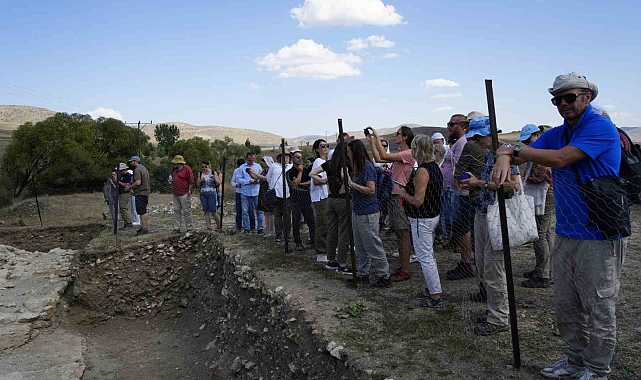Dünyaca ünlü arkeologlar Satala Antik Kenti'ndeki kazıları yerinde inceledi