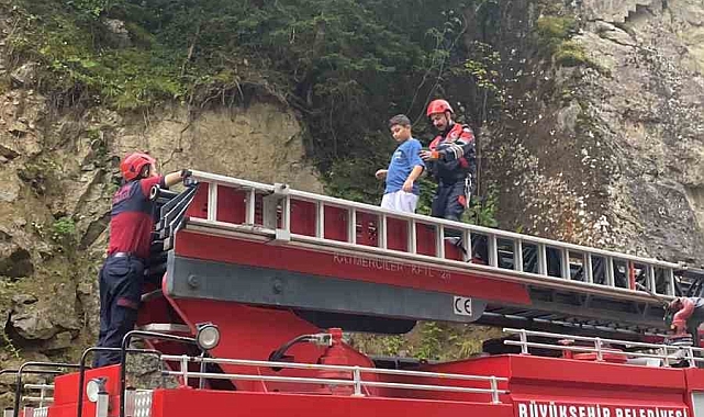 Düşürdükleri dronu bulmaya çalışırken yamaçta mahsur kaldılar