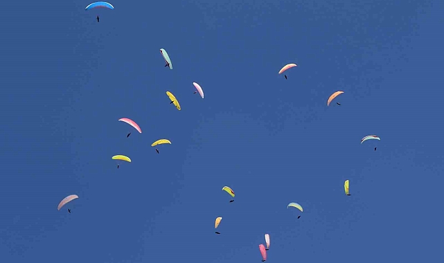 Erzincan'da paraşütçüler gökyüzünü renklendirdi